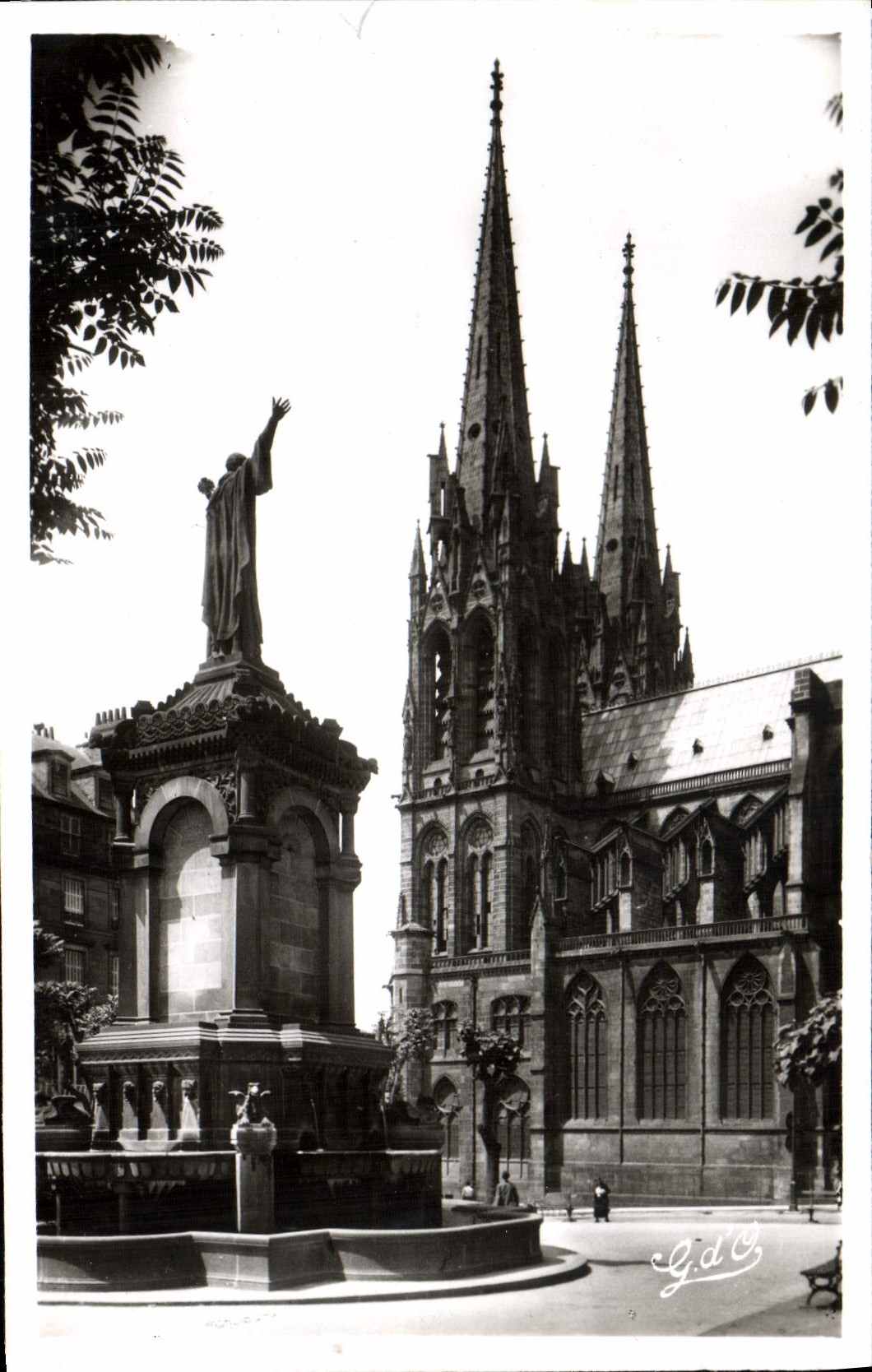 POSTAL Clermont-Ferrand de la VENDIMIA el monumento Urbain II y la catedral