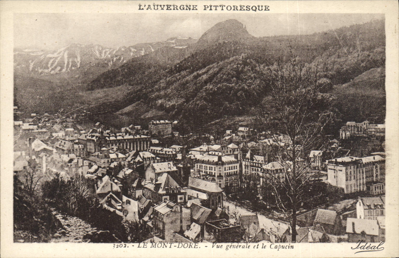 CPA L'Auvergne Le Mont Dore Vue Generale et le Capucin