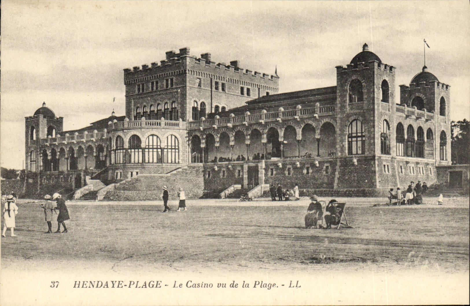 VINTAGE POSTCARD Hendaye Beach the Casino seen of the Beach