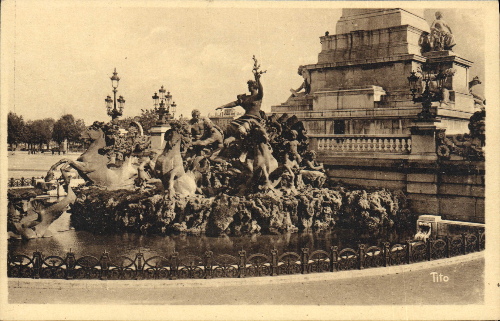 VINTAGE POSTCARD Bordeaux Monumeat of the Of Gironde ones