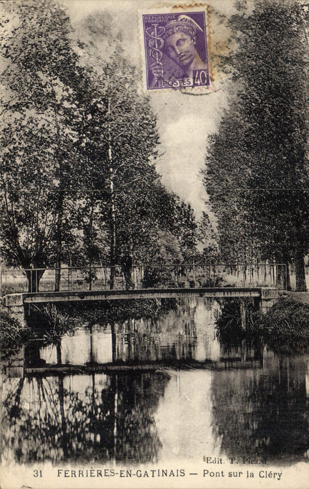 VINTAGE POSTCARD Tool bags In Gatinais Bridge on Clery