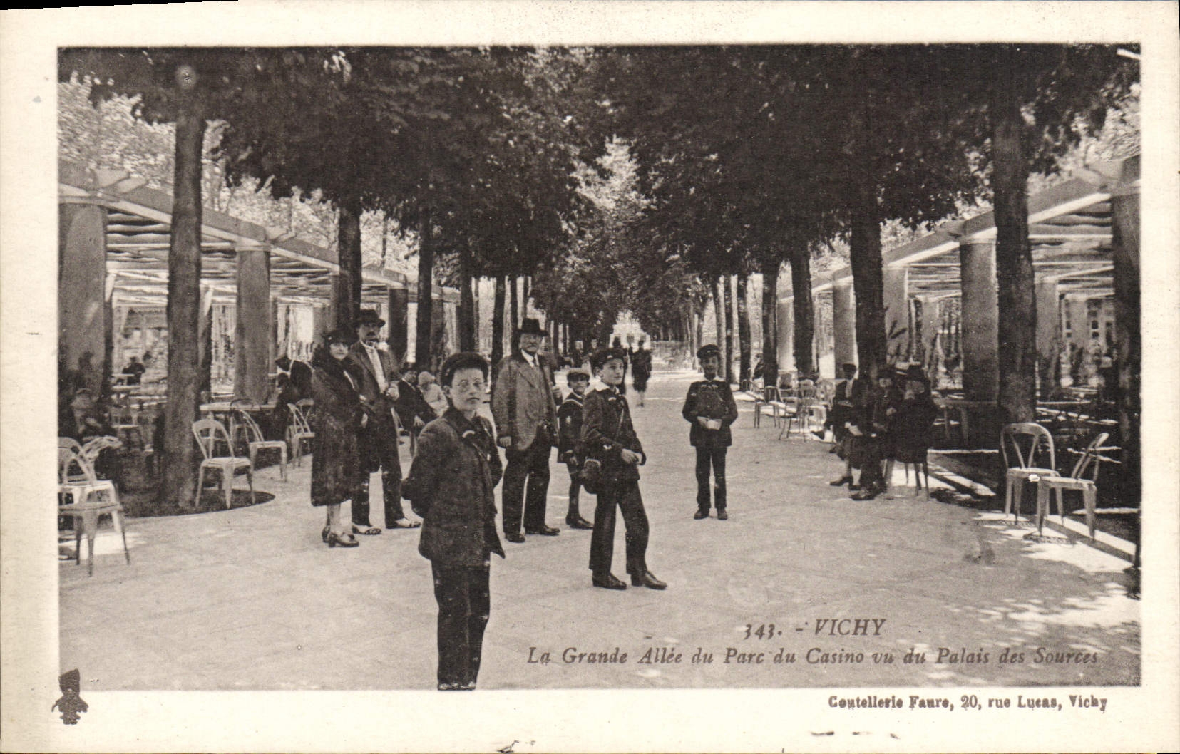 CPA Vichy La Grande Allee du Parc du Casino vu du Palais des sources