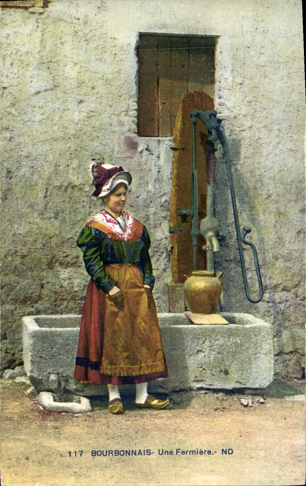 CPA Bourbonnais Une Fermiere Folklore Costume