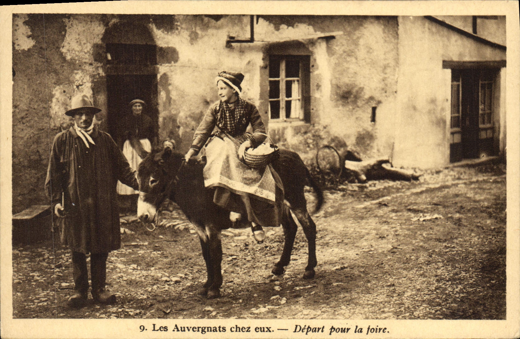 CPA Les Auvergnats chez eux Depart pour la foire Folklore