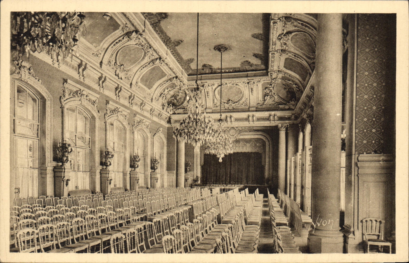 VINTAGE POSTCARD Vichy the Village hall of the Large Casino