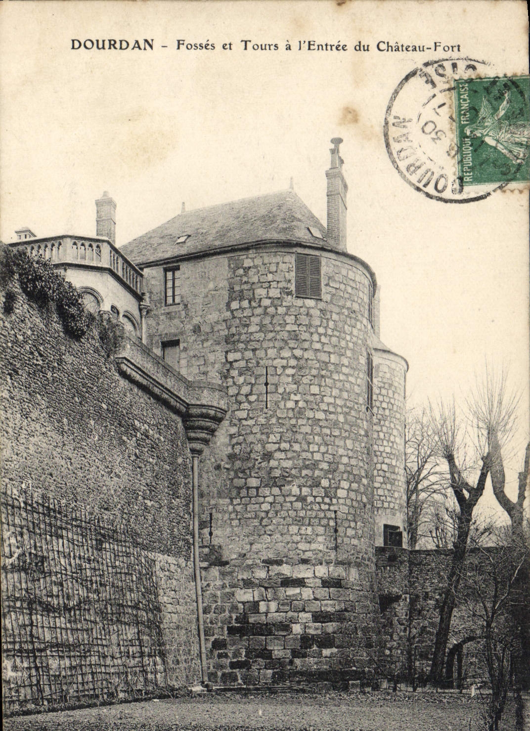 VINTAGE POSTCARD Dourdan Pits And Tours At the Entry Of the Strong Castle