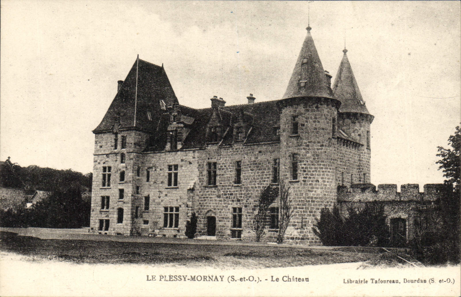 VINTAGE POSTCARD Plessy Mornay the Castle