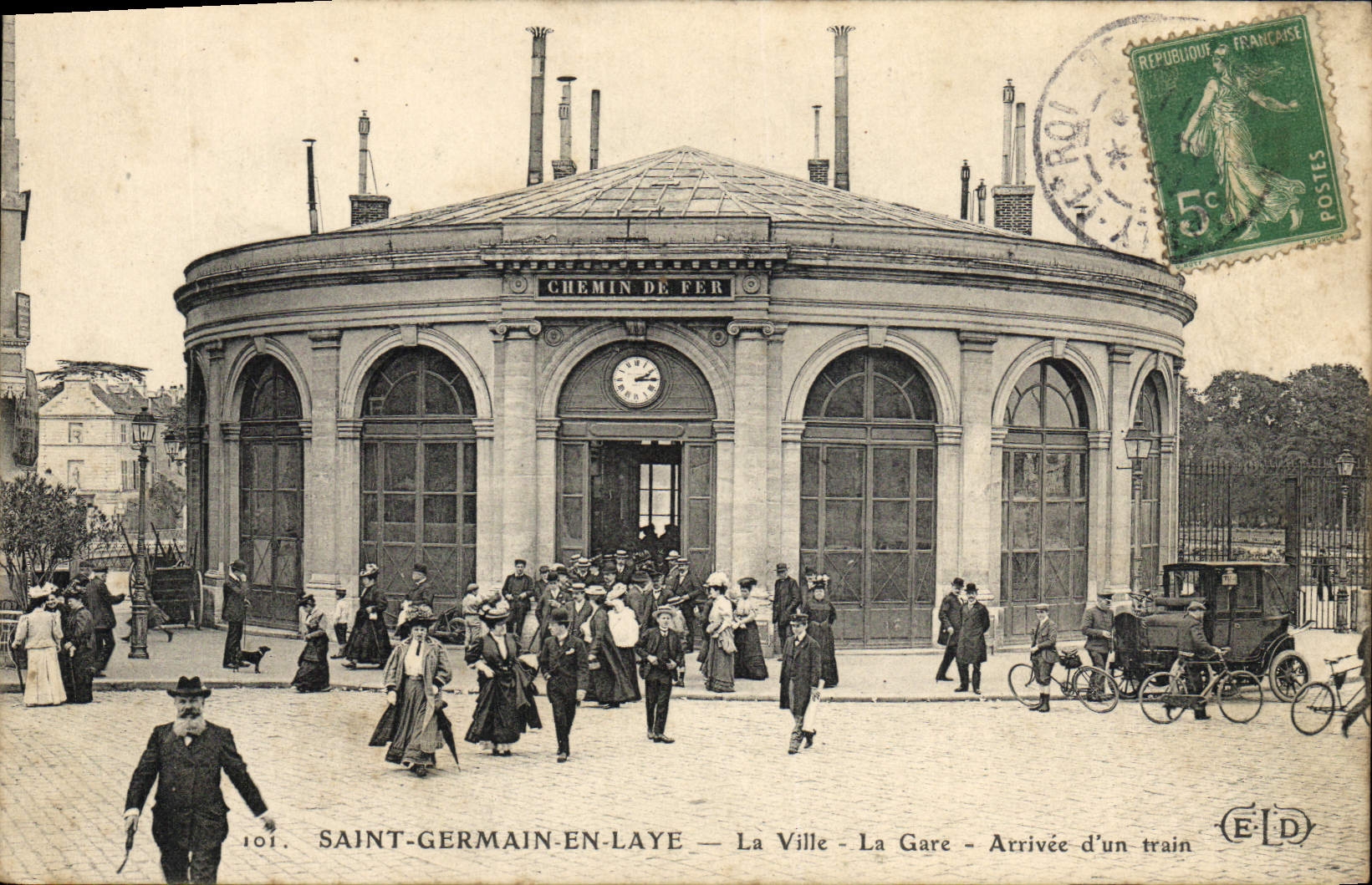 CPA Saint Germain En Laye La Ville La Gare Arrivee D'un Train
