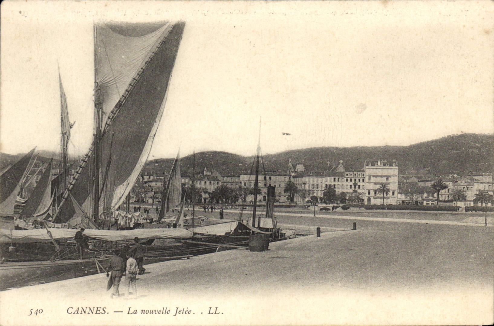VINTAGE POSTCARD Cannes the New Pier Boats