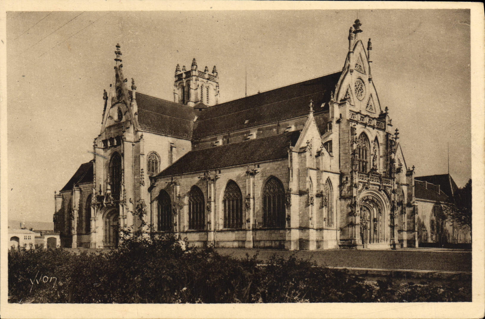 CPA Bourg Eglise de Brou Vue d'ensemble 