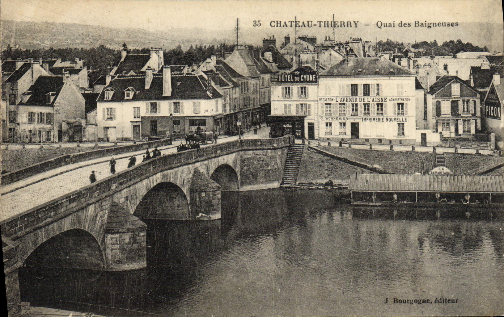 VINTAGE POSTCARD Castle Thierry Quay of the Bathers