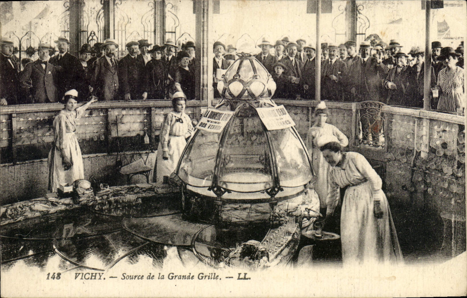 CPA Vichy Source de la Grande grille