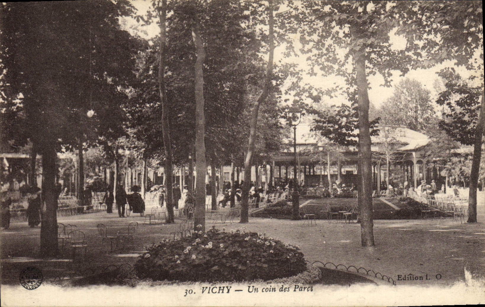 POSTAL Vichy de la VENDIMIA una esquina de los parques