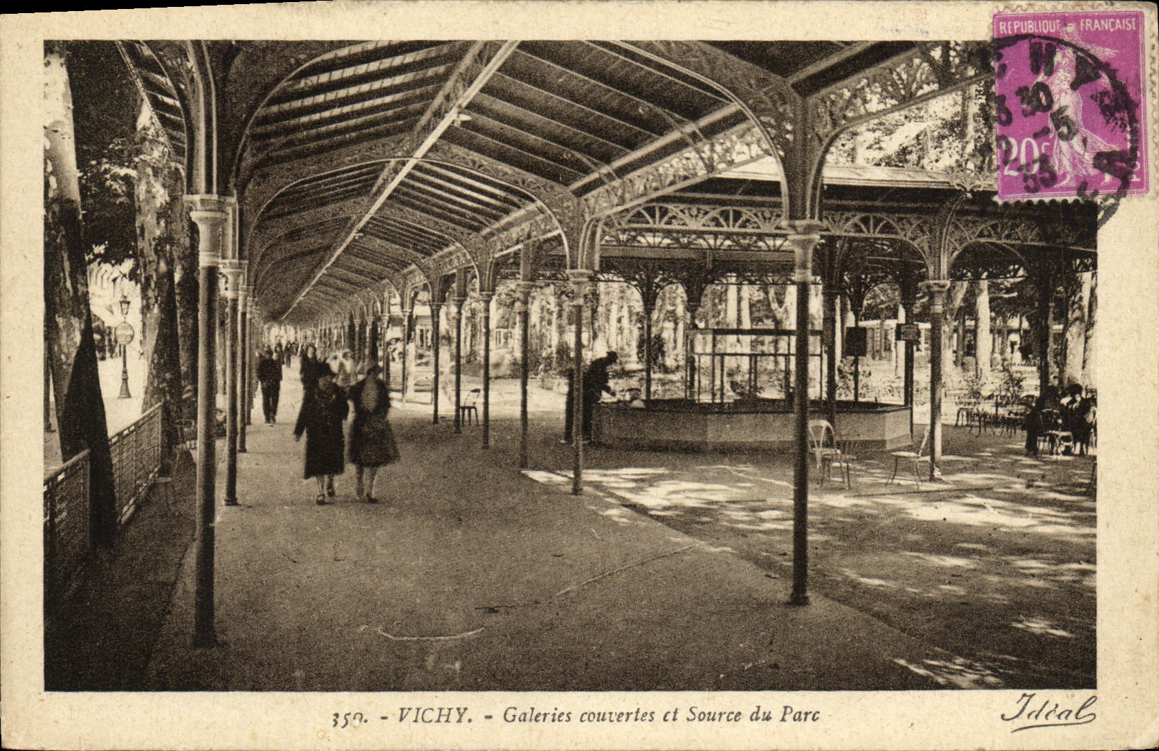 CPA Vichy Galeries Couvertes et Source du Parc