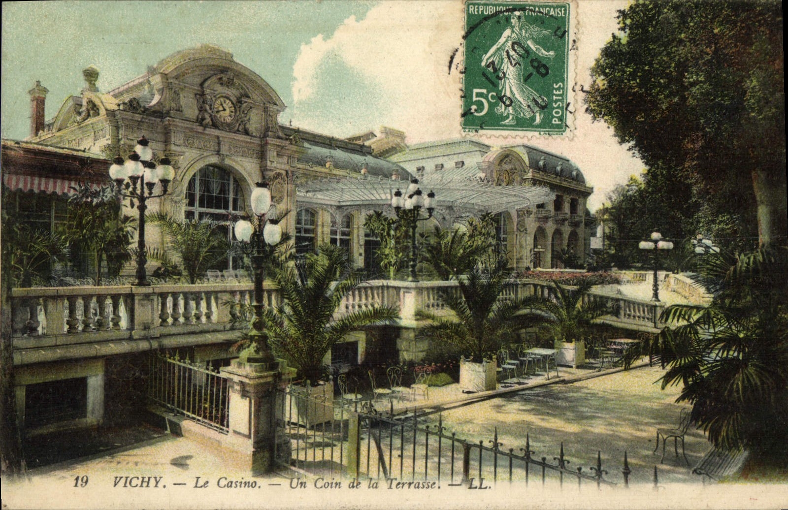 CPA Vichy Le Casino Un Coin de la Terrasse