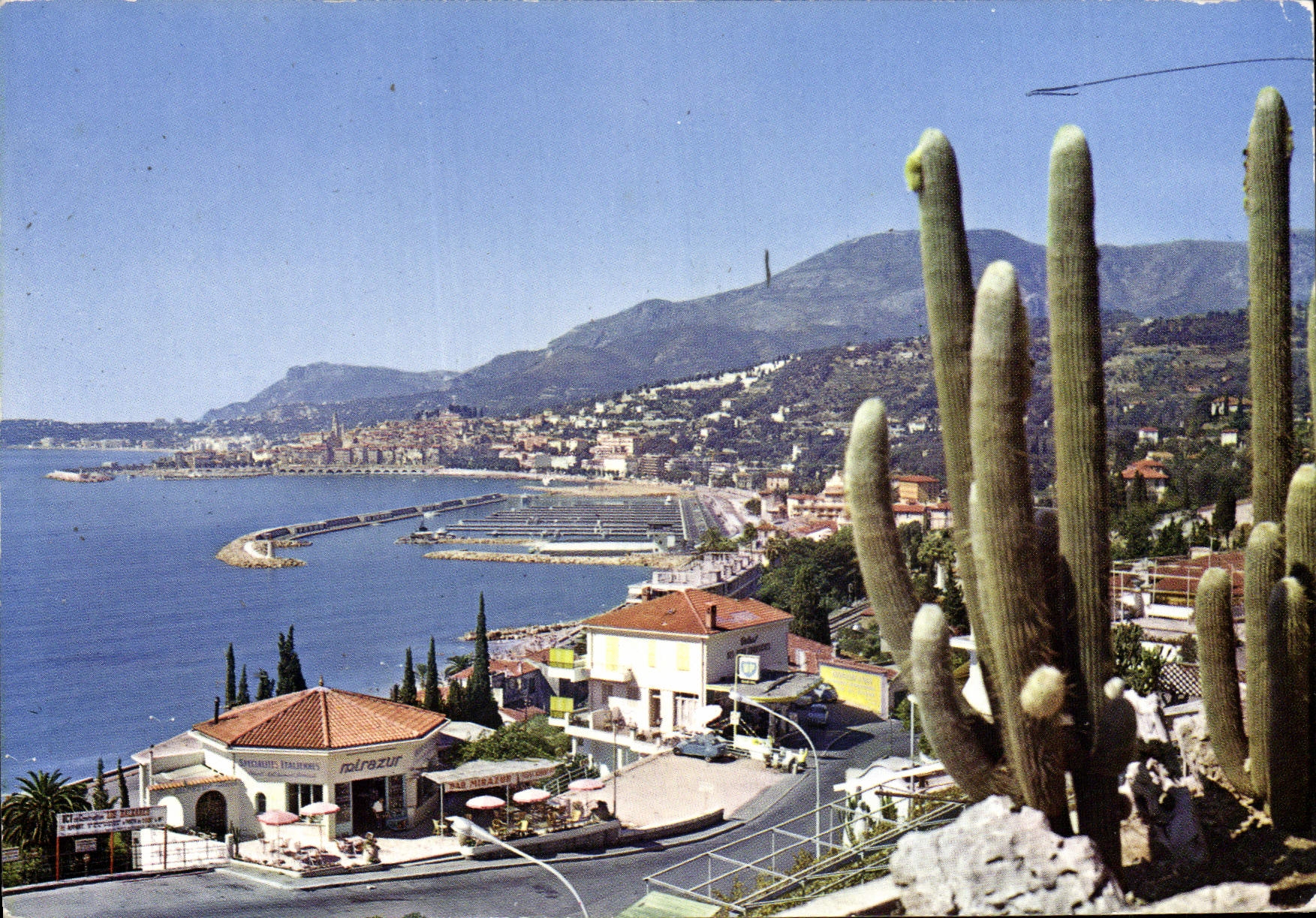 CPM Menton Vue Generlae Le Nouveau Port Vue Prise de La Frontiere Franco italienne