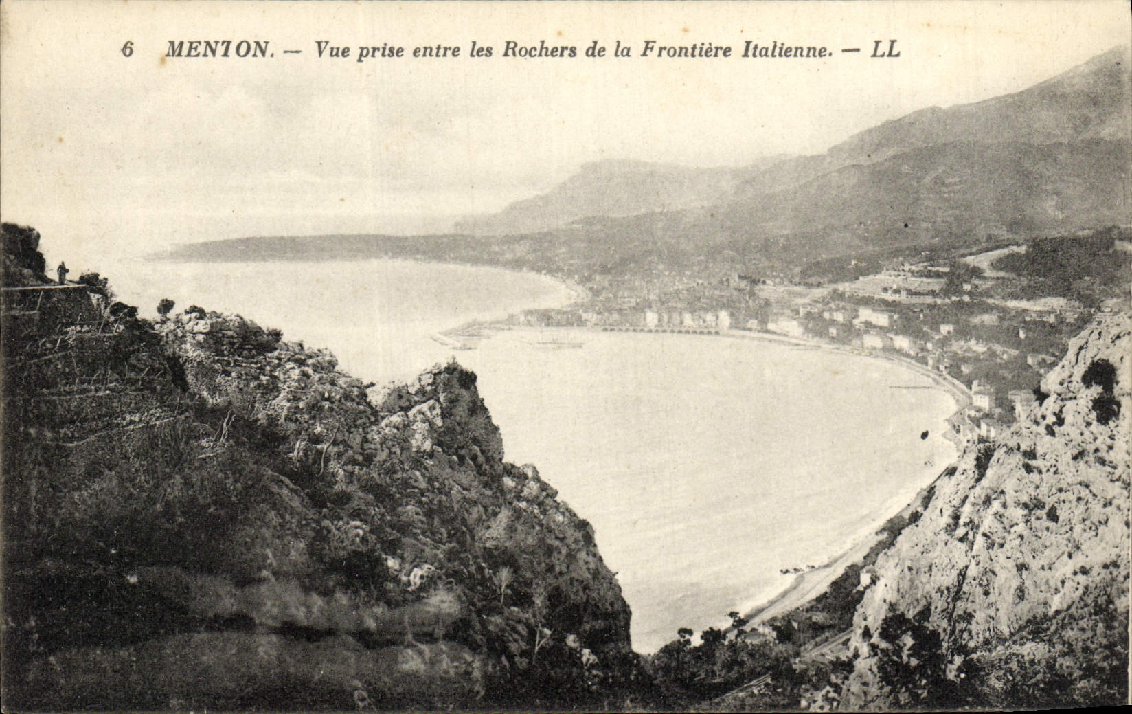 CPA Menton Vue Prise Entre Les Rochers De La Frontiere Italienne