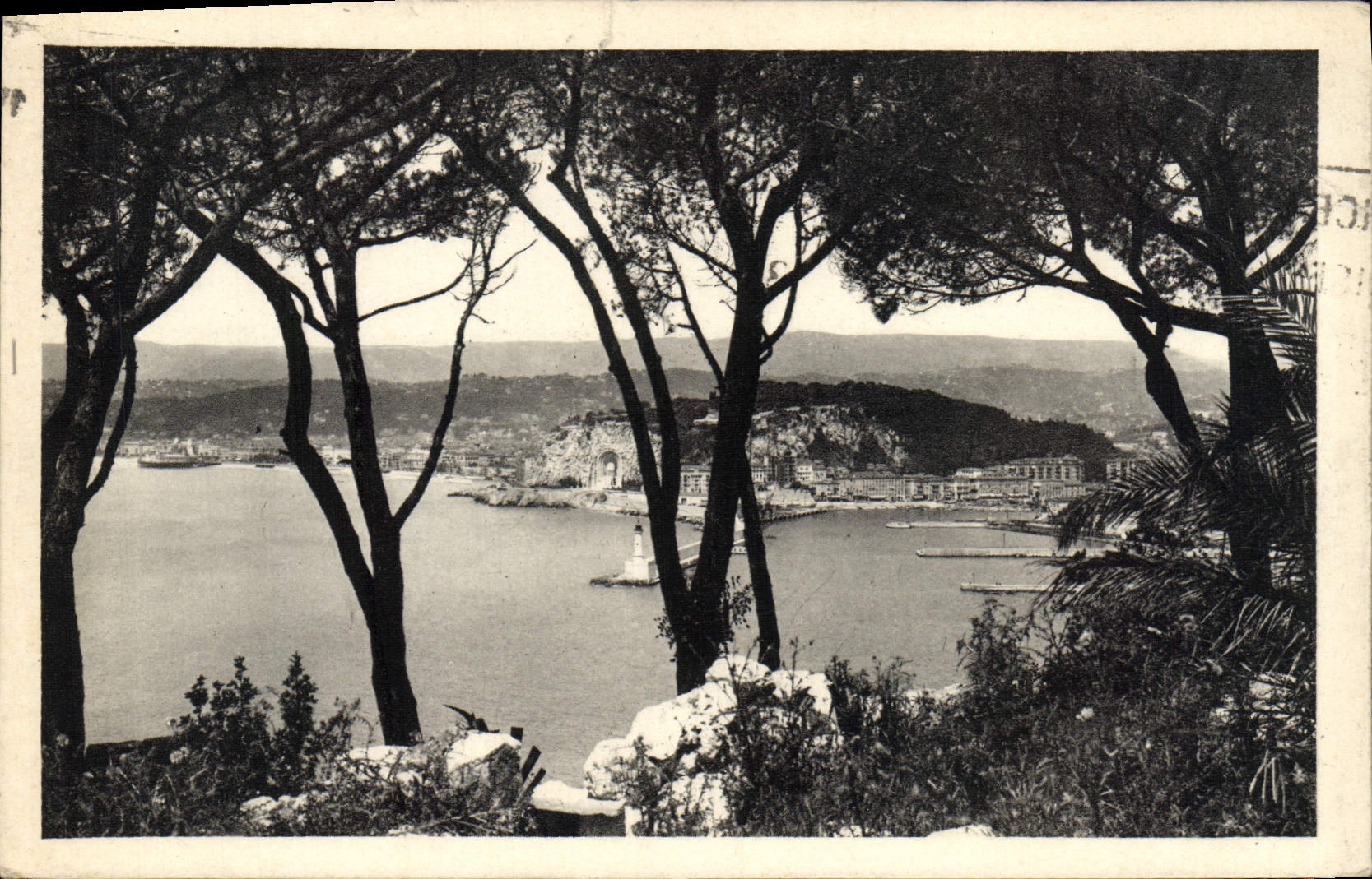 Dimensión artística de la POSTAL de la VENDIMIA de Niza azul vista entre los pinos