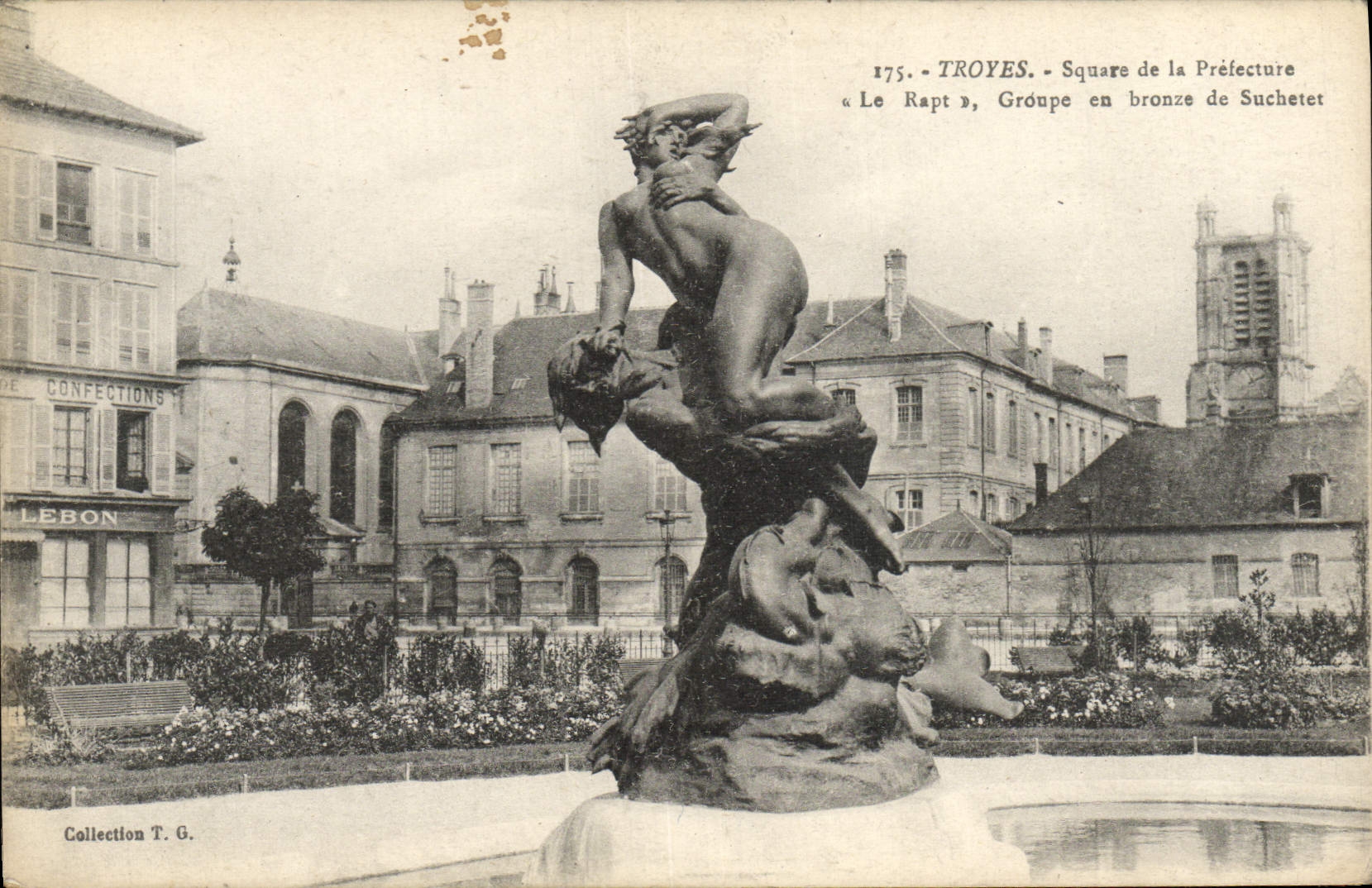 CPA Troyes Square De La Prefecture Groupe En Bronze De Suchetet