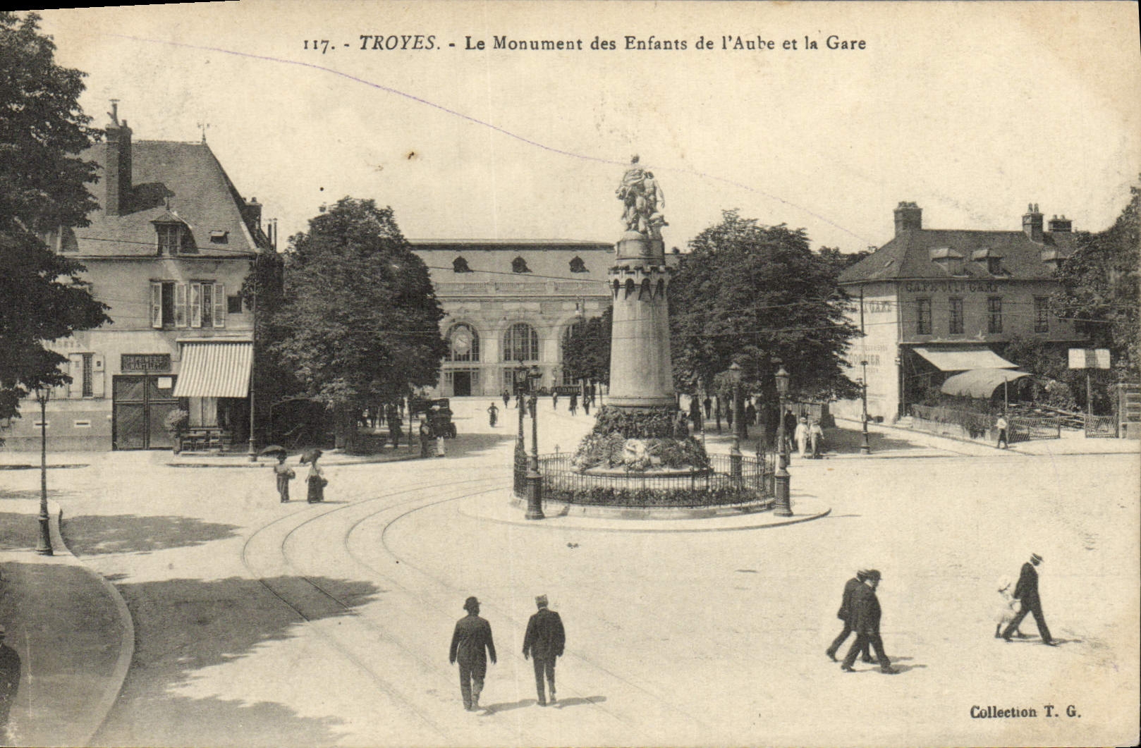CPA Troyes Le Monument Des Enfants De l'Aube Et La Gare