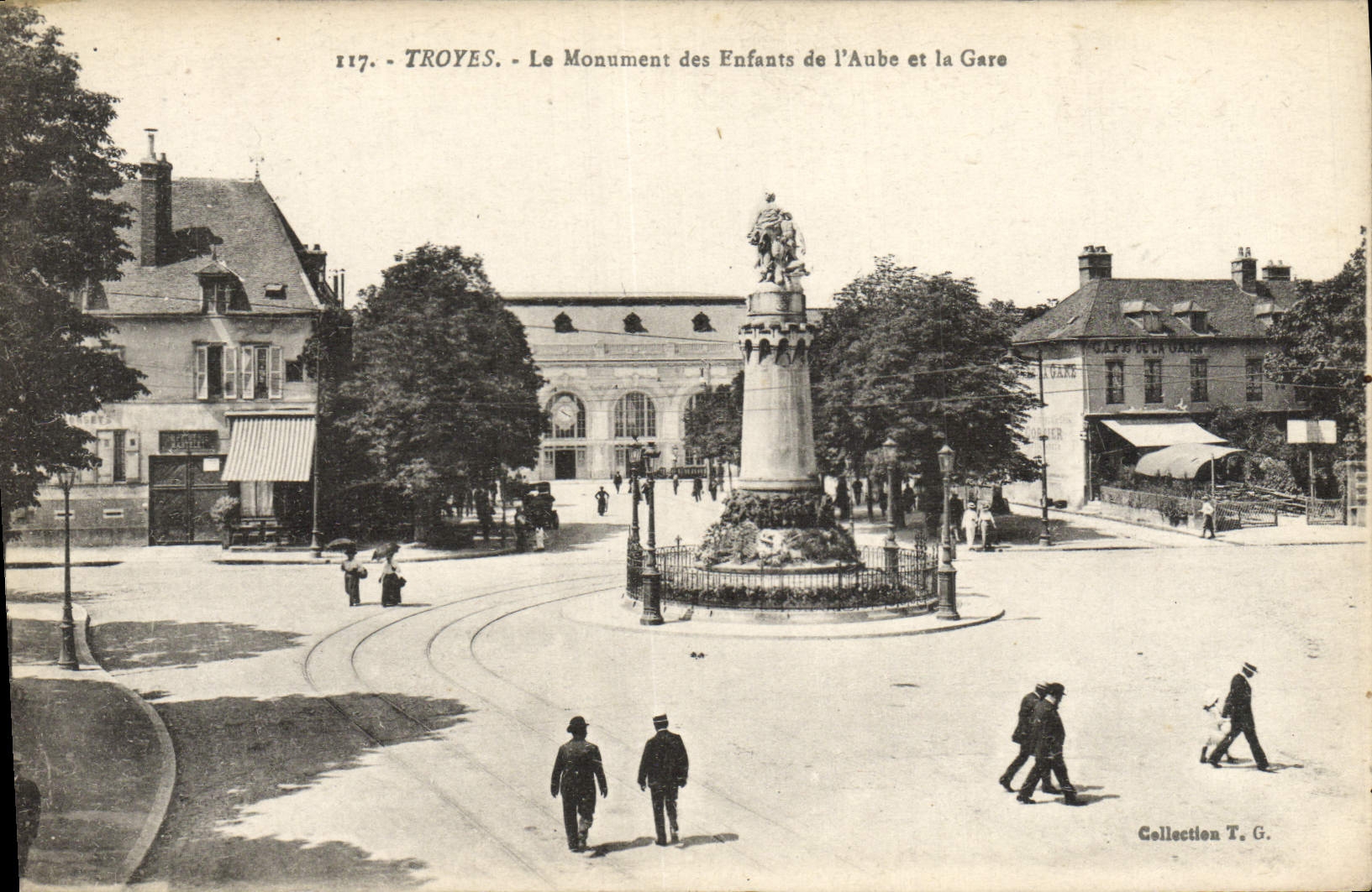 CPA Troyes Le Monument Des Enfants De l'Aube Et La Gare