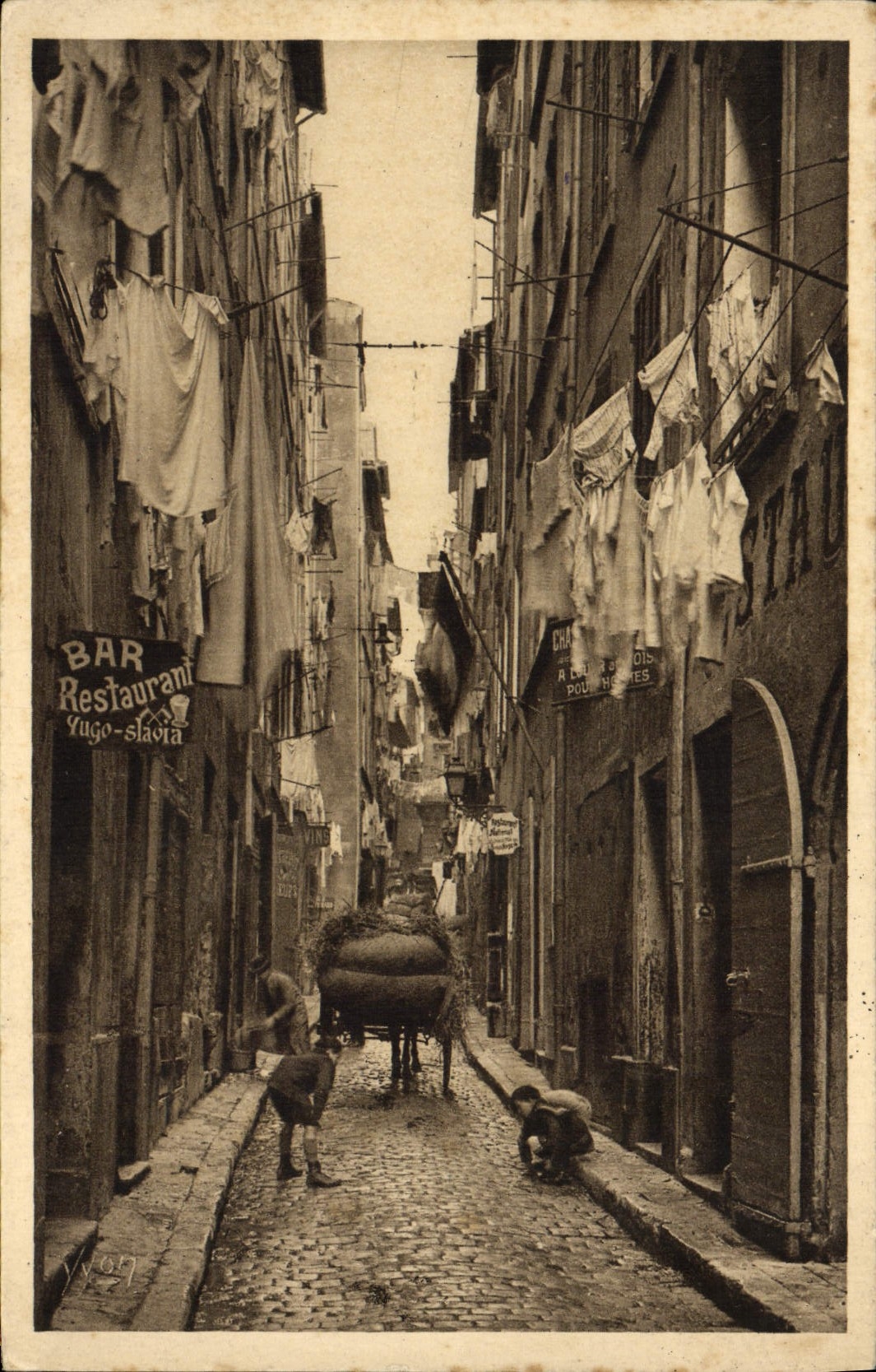 CPA La Douce France Marseille Une Rue Du Vieux quartier Vieux port Enfant