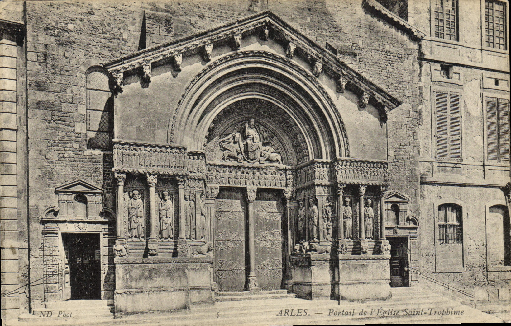 CPA Arles Portail De l'Eglise Saint Trophime