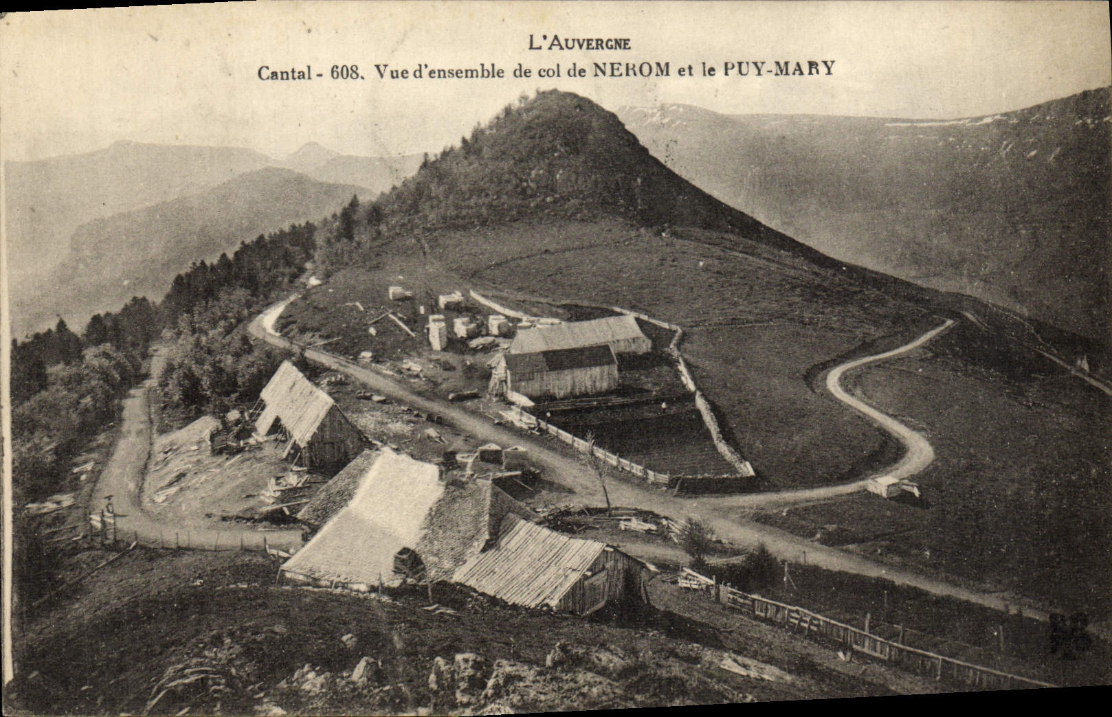 CPA L'Auvergne Cantal Vue d'Ensemble De Col De Nerom Et Le Puy Mary