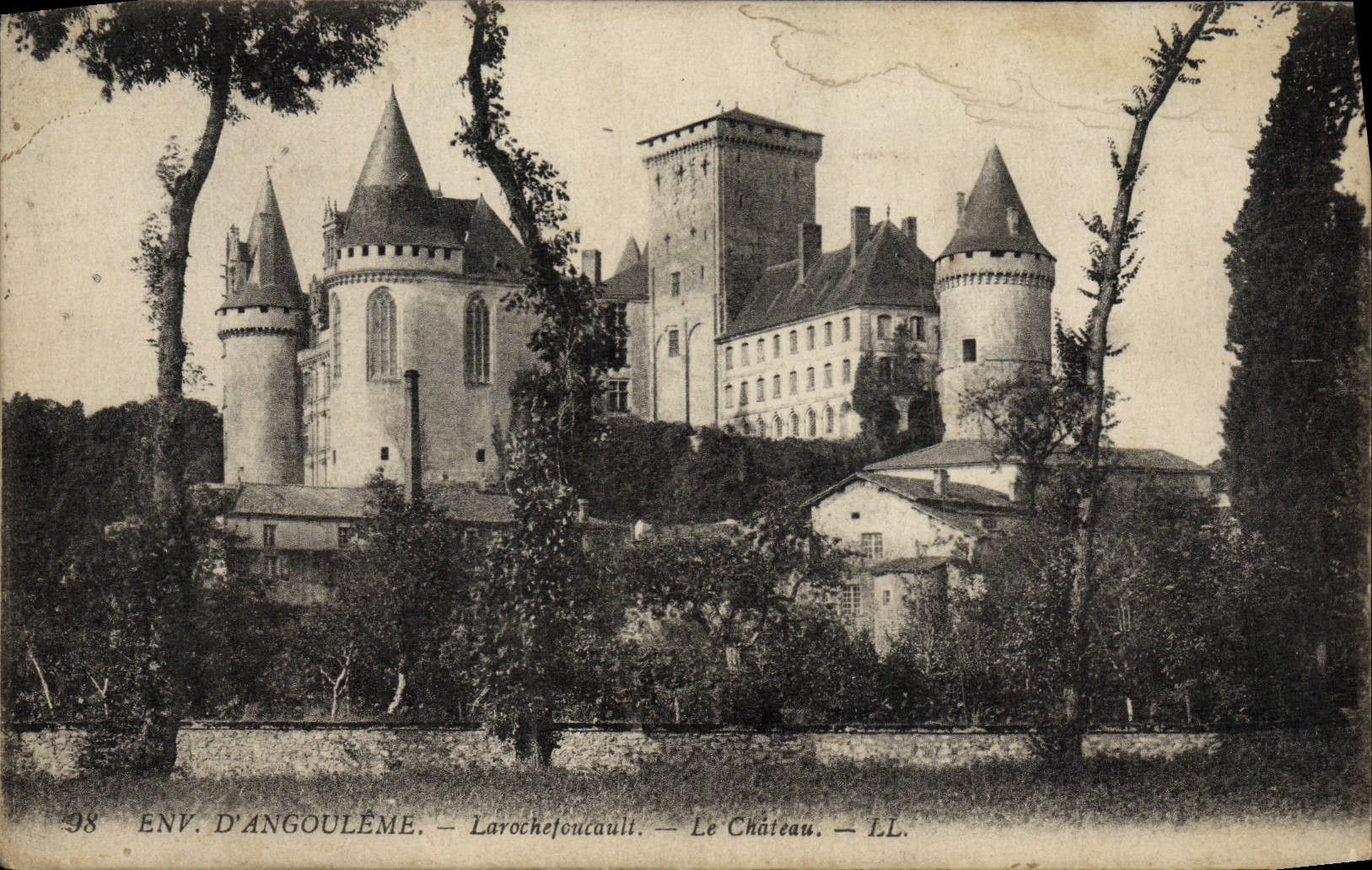 CPA Env d'Angouleme Larochefoucauld Le Chateau