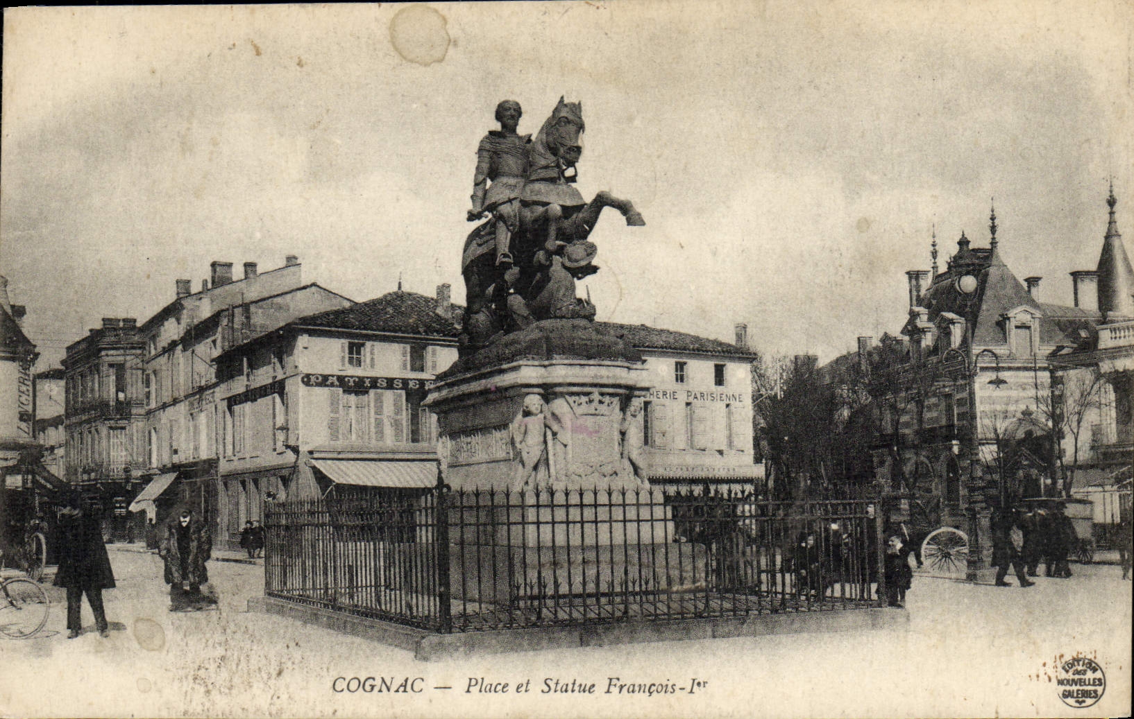 CPA Cognac Place Et statue Francois 1er