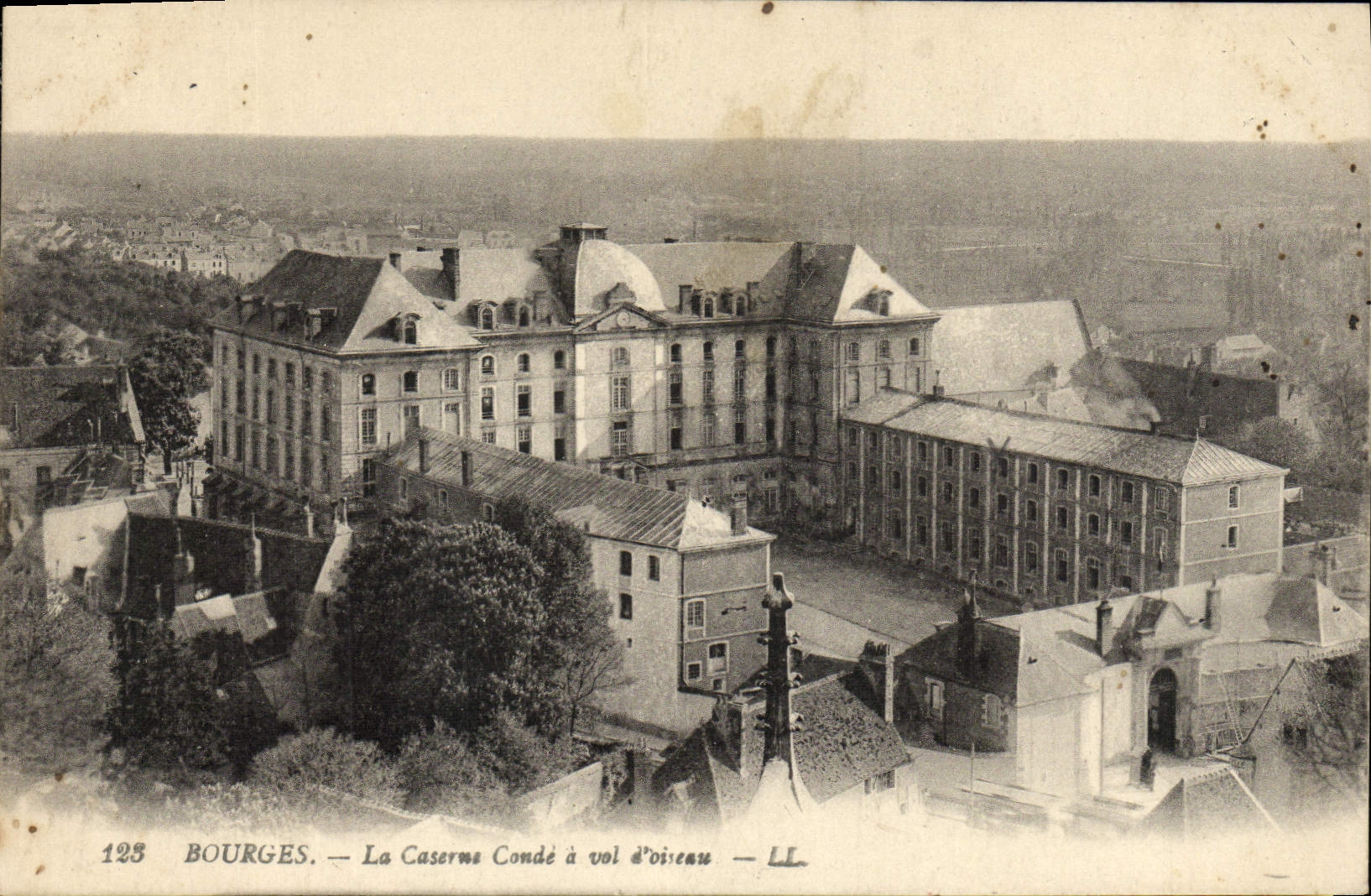 La POSTAL Bourges de la VENDIMIA los cuarteles como el cuervo vuela Militaria