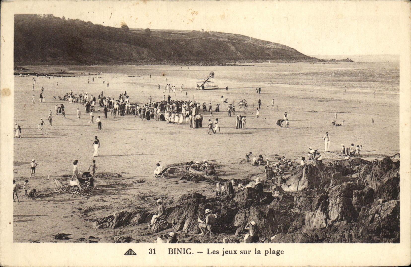 VINTAGE POSTCARD Binic plays on the beach