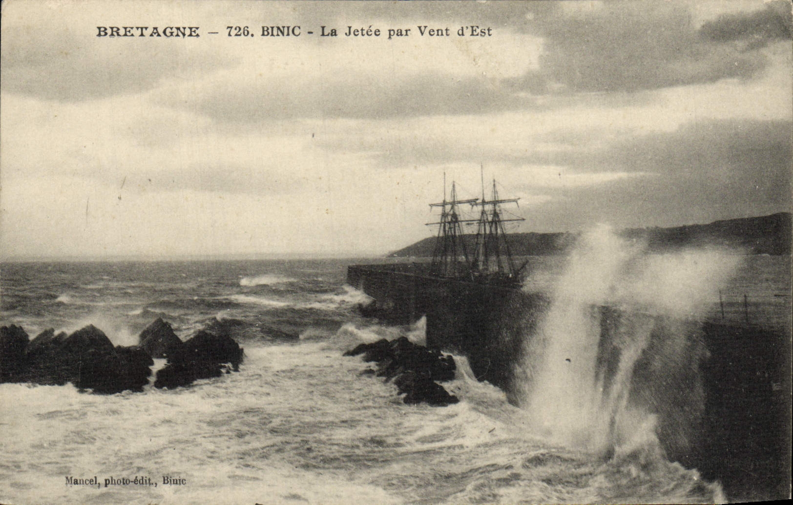 CPA Biretagne Binic La Jetee par vent d'Est Bateau 
