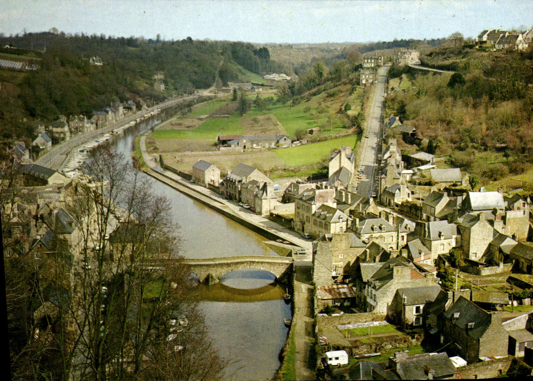 CPM Dinan sur sa crete de Remparts aux aguets de la vallee
