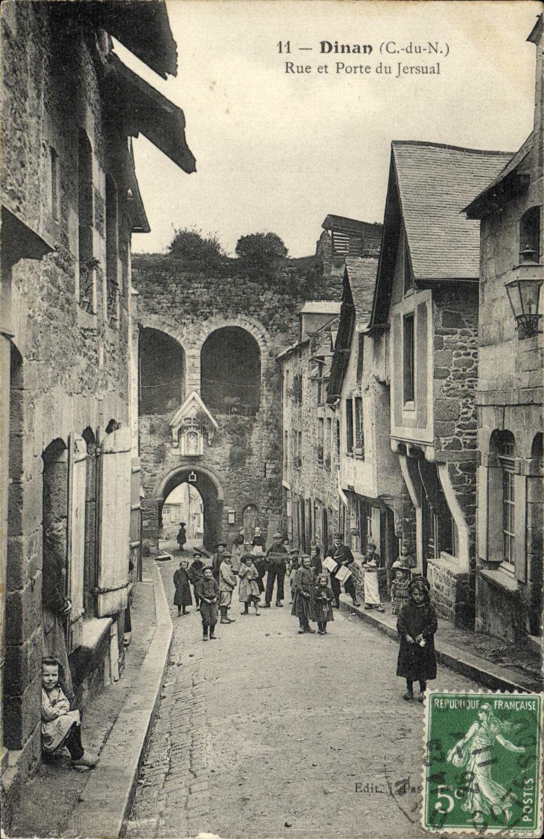 CPA Dinan Rue et Porte du Jersual Enfants