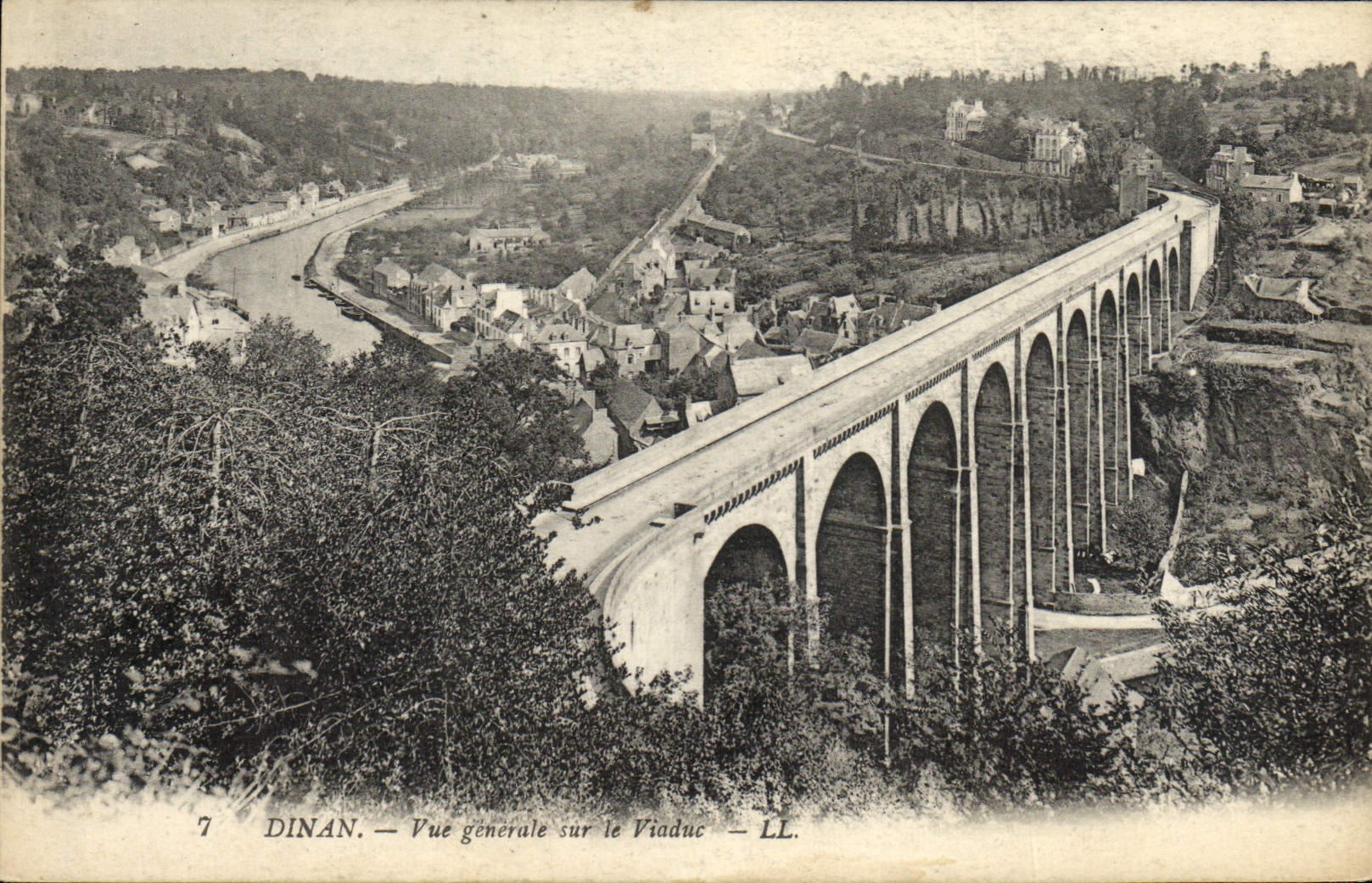 CPA Dinan Vue generale sur le Viaduc