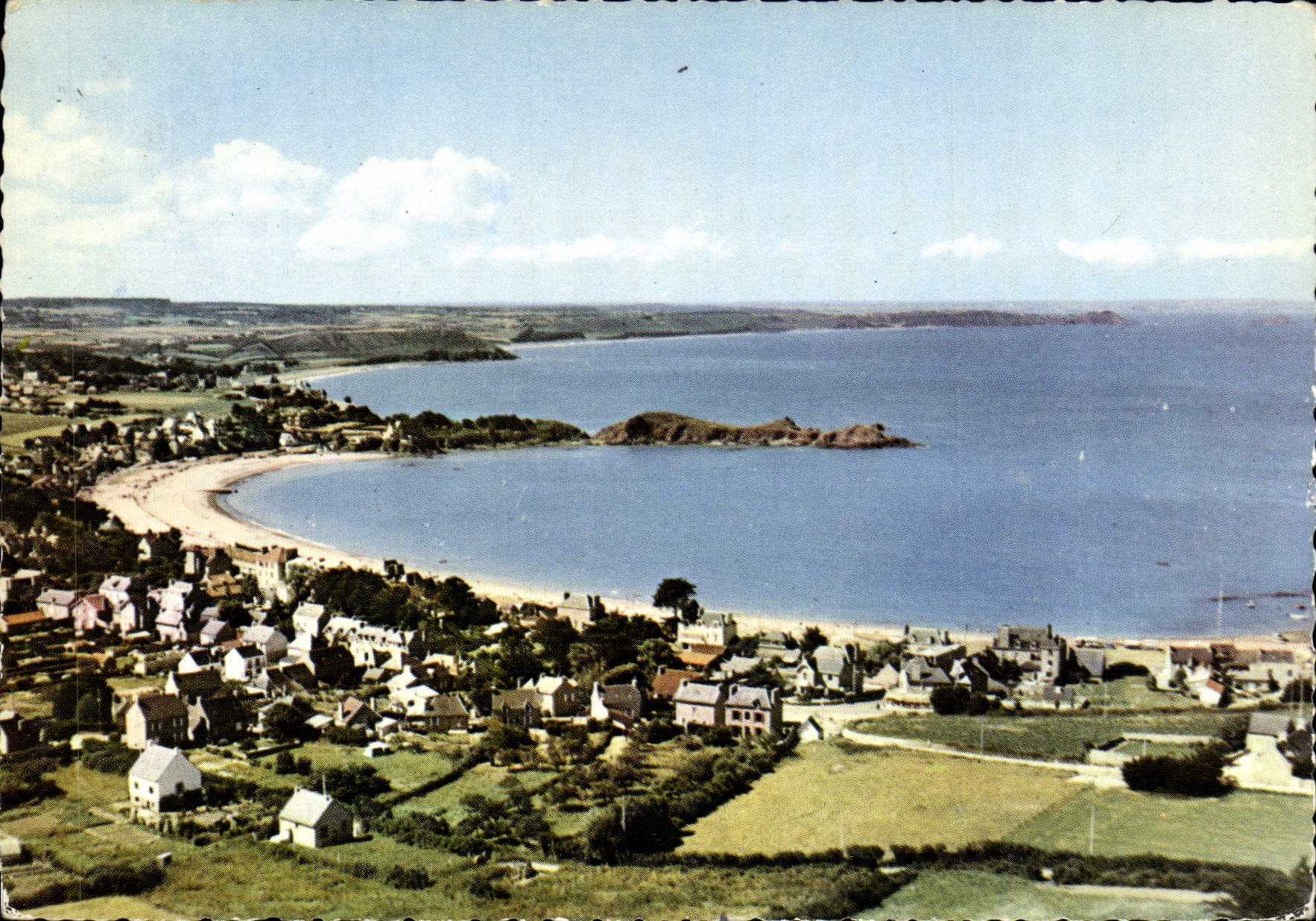 CPM Erquy Plage La Plage du Bourg et la baie d'Erquy