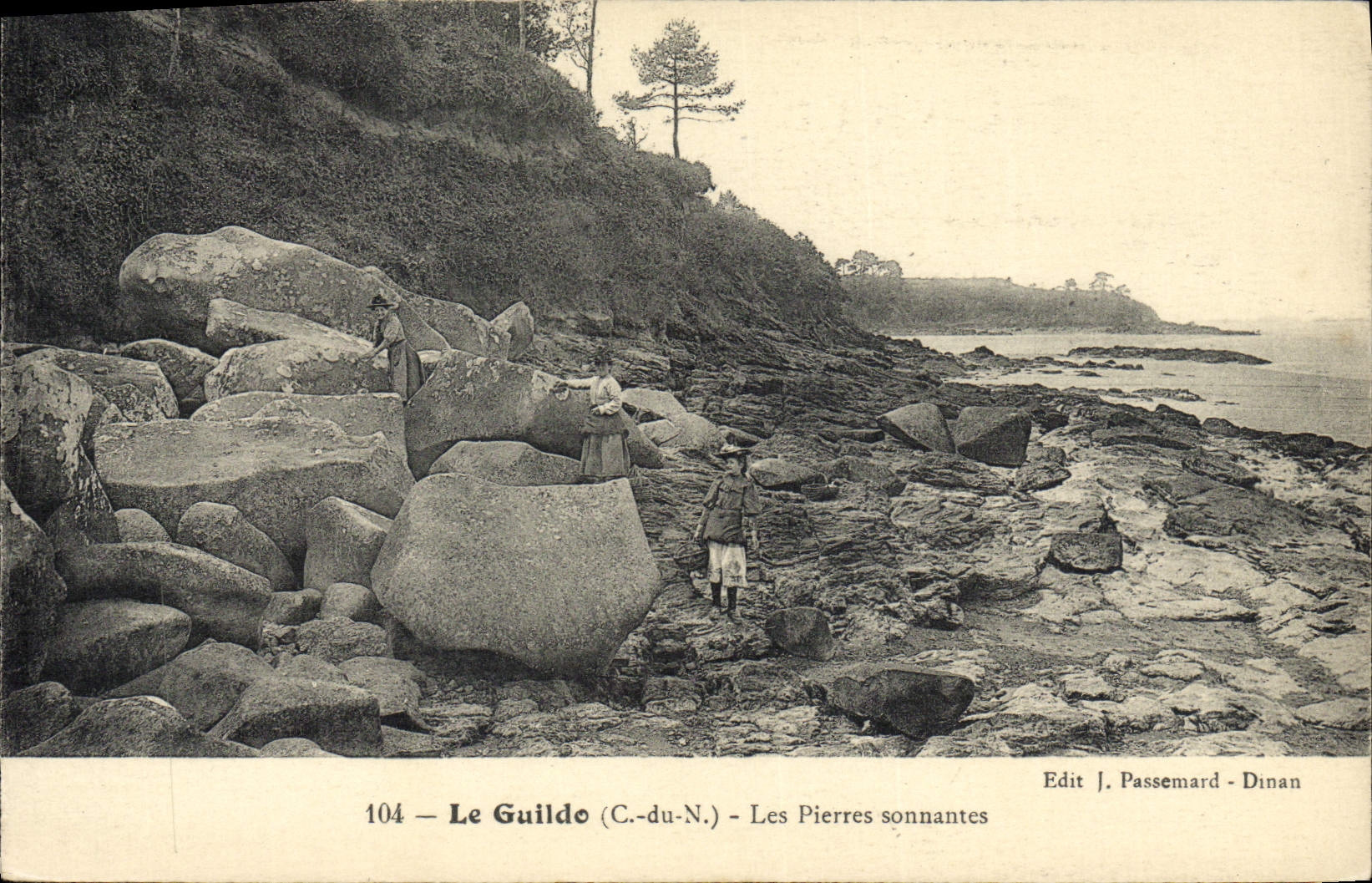 CPA Le Guildo Les Pierres sonnantes (animee)