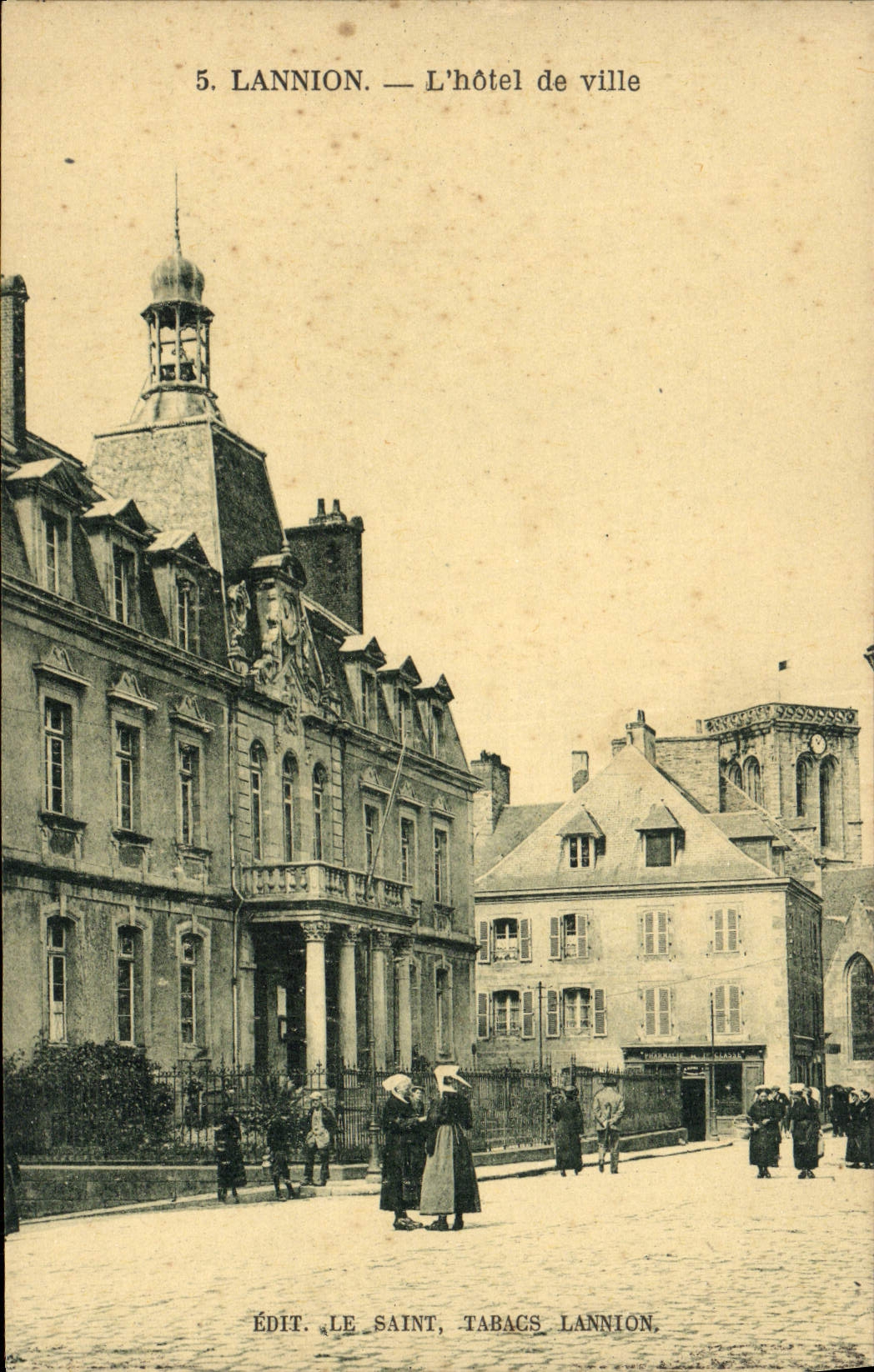 CPA Lannion L'Hotel de Ville Femmes Folklore