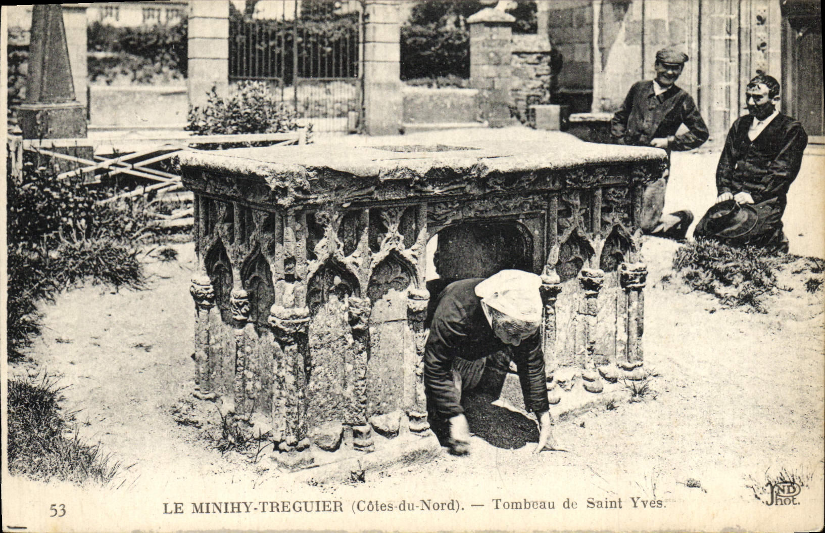 CPA Le Minihy Treguier Tombeau de Saint Yves (animee)
