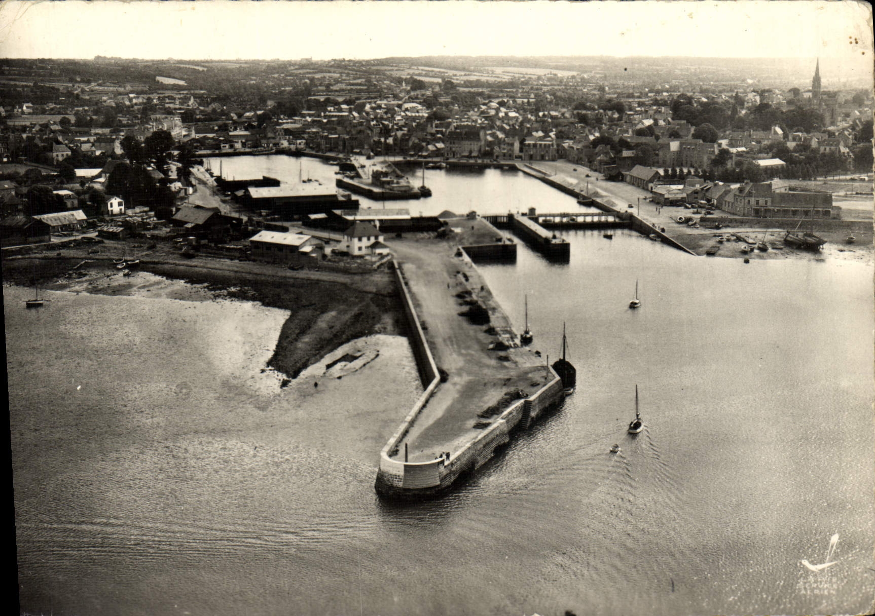 CPM Avion Au Dessus De Paimpol la Jetee et les Bassins
