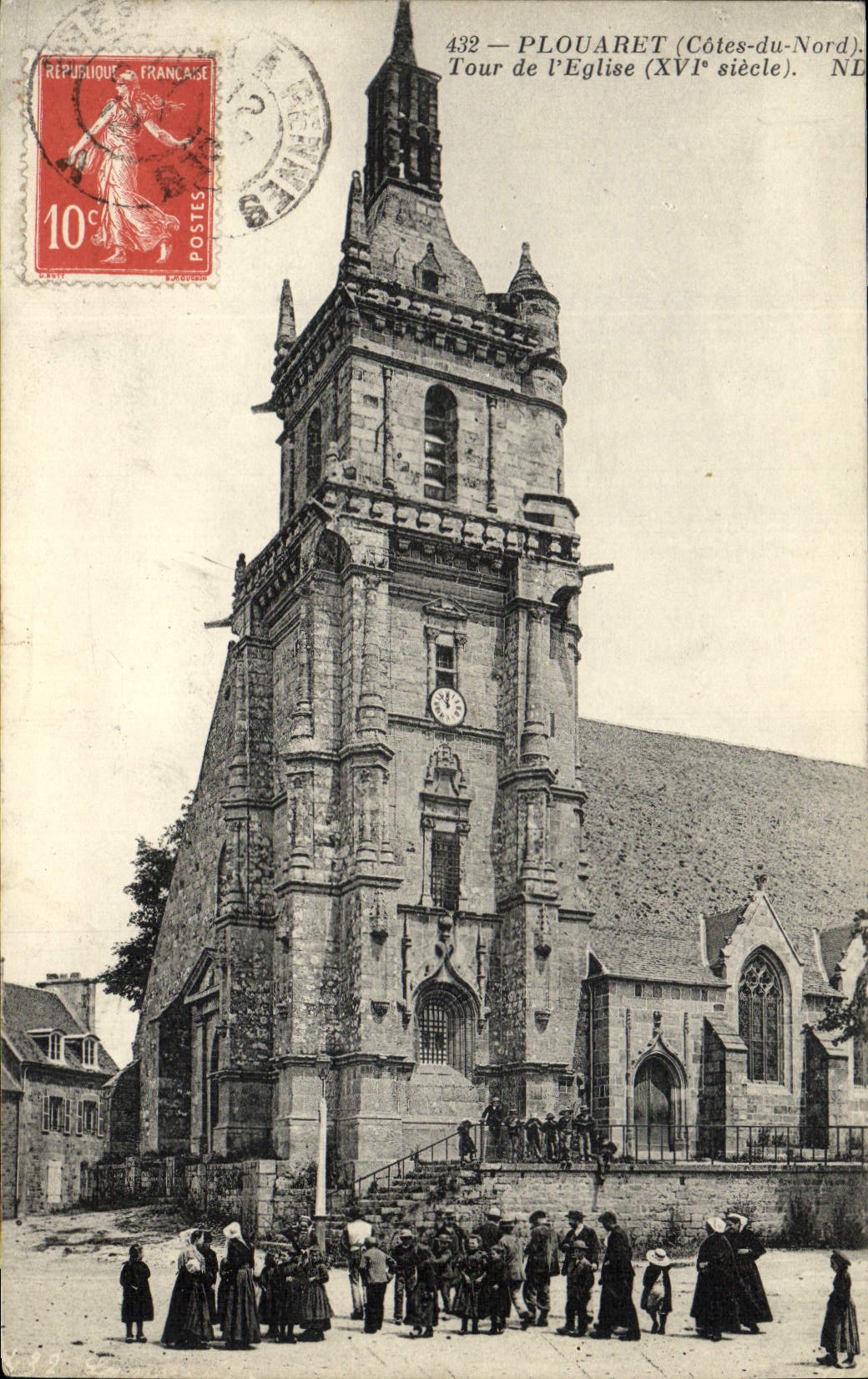 CPA Plouaret Tour de l'Eglise Folklore (animee)