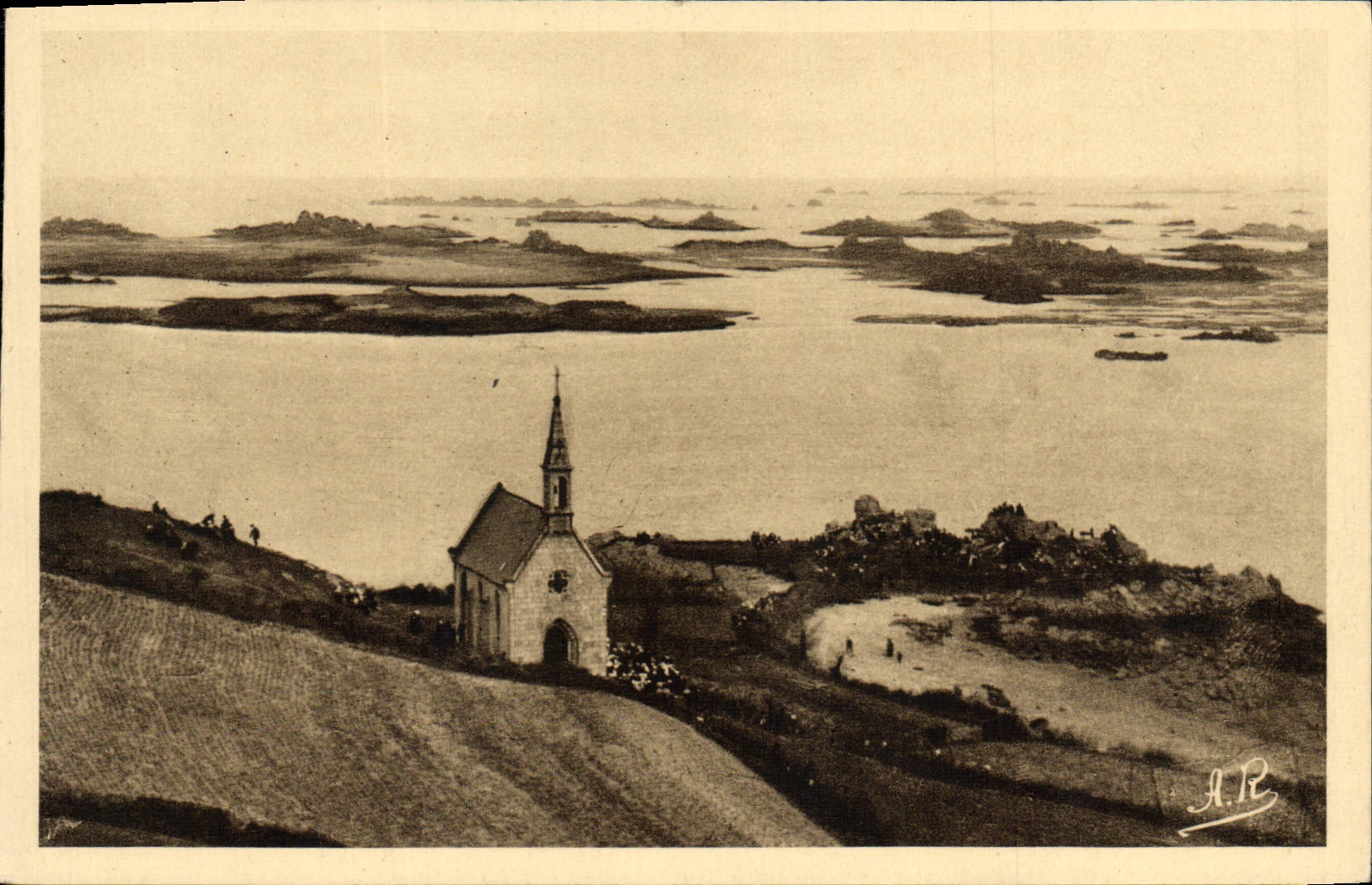 CPA Ploubazlanec La Trinite La chapelle et la mer