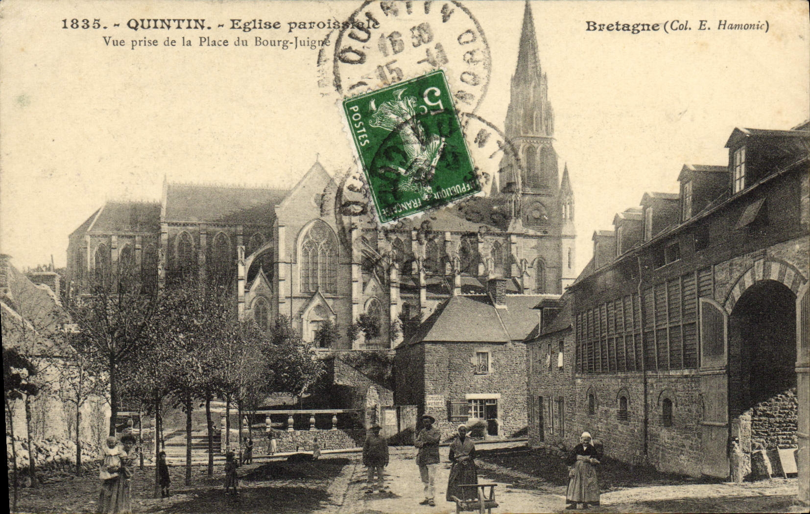CPA Quintin Eglise Paroisarele Vue Prise De la Place Du Bourg Juigne (bien animee)