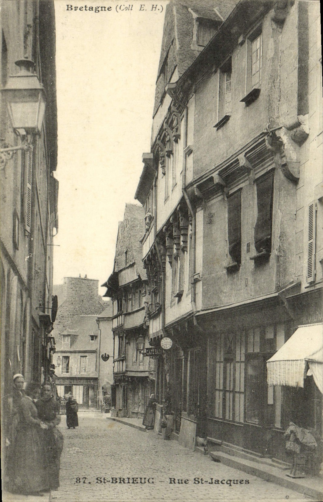 CPA St Brieuc Rue St Jacques Femmes Folklore