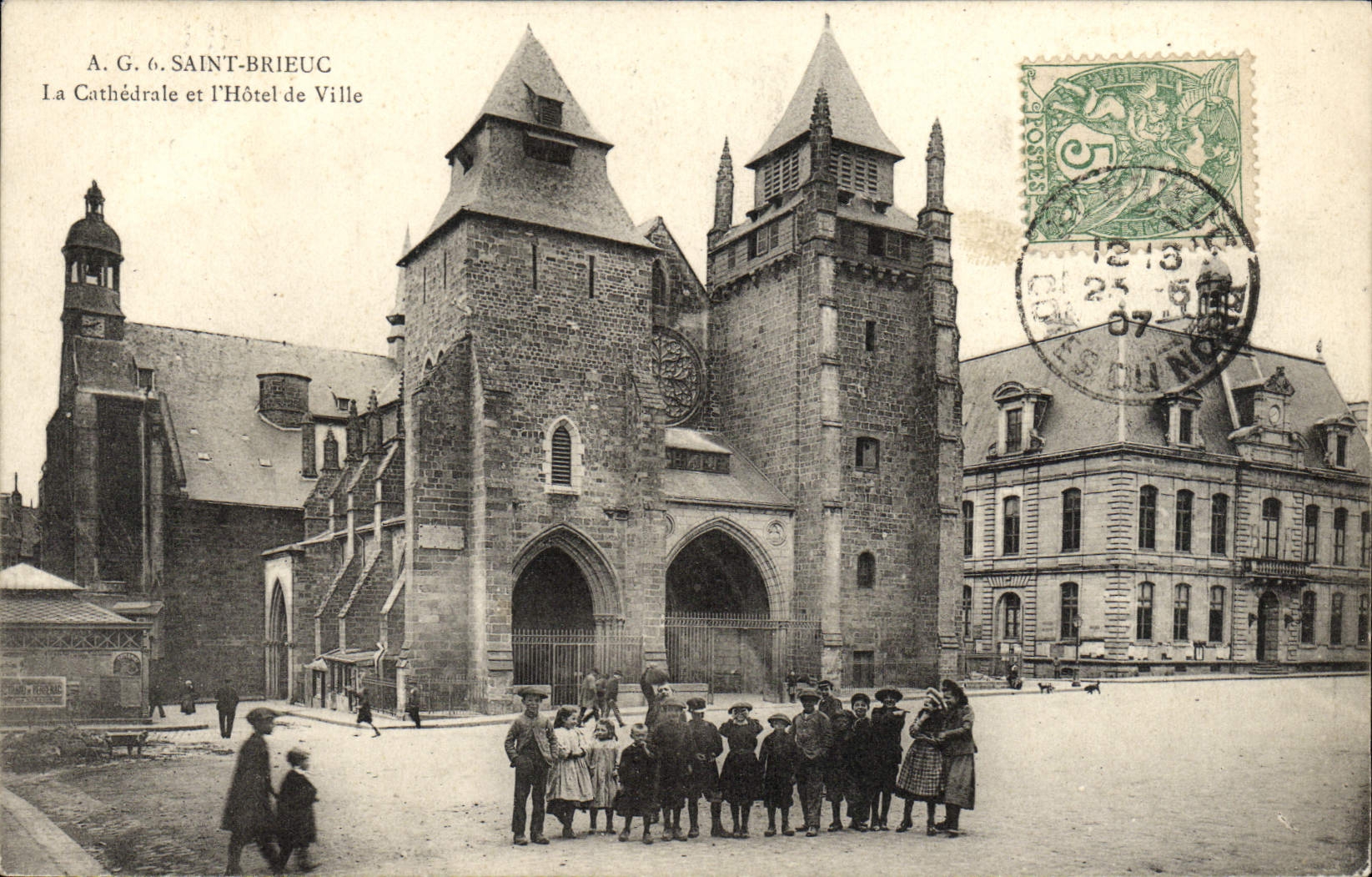 CPA Saint Brieuc La Cathedrale Et l'Hotel De Ville Enfants