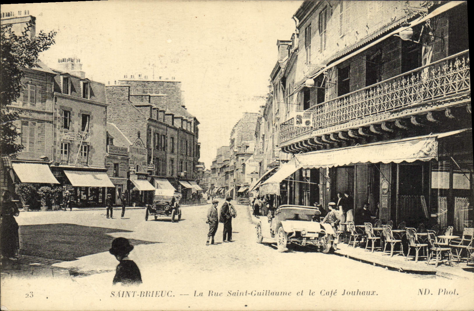 CPA Saint Brieuc La Rue Saint Guillaume Et Le Cafe Jouhaux Automobile