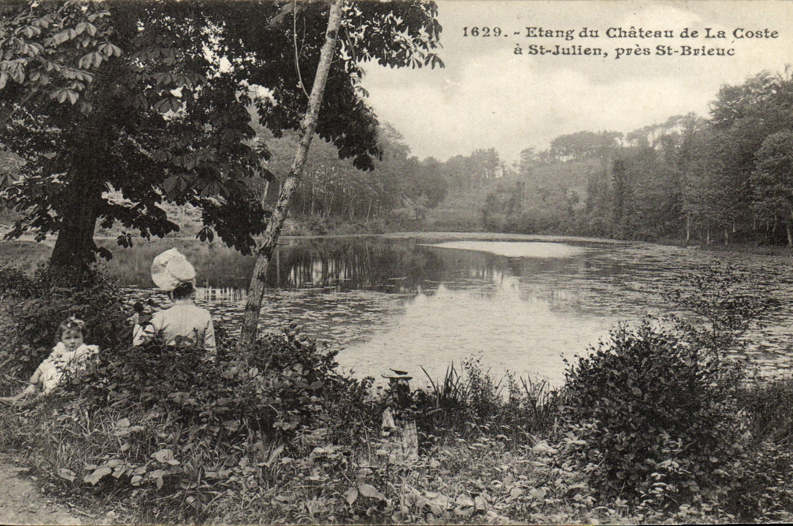 CPA Etang Du Chateau De La Coste A St Julien Pres St Brieuc Femme Enfant