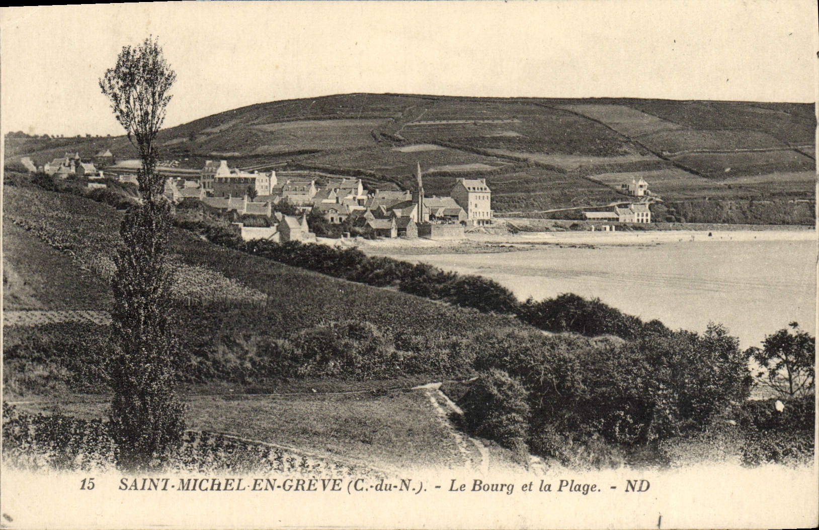 CPA Saint Michel En Greve Le Bourg Et La Plage