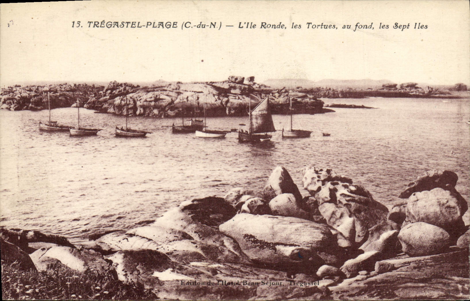 CPA Tregastel Plage L'Ile Ronde Les Tortues Au Fond Les Sept Iles Bateaux